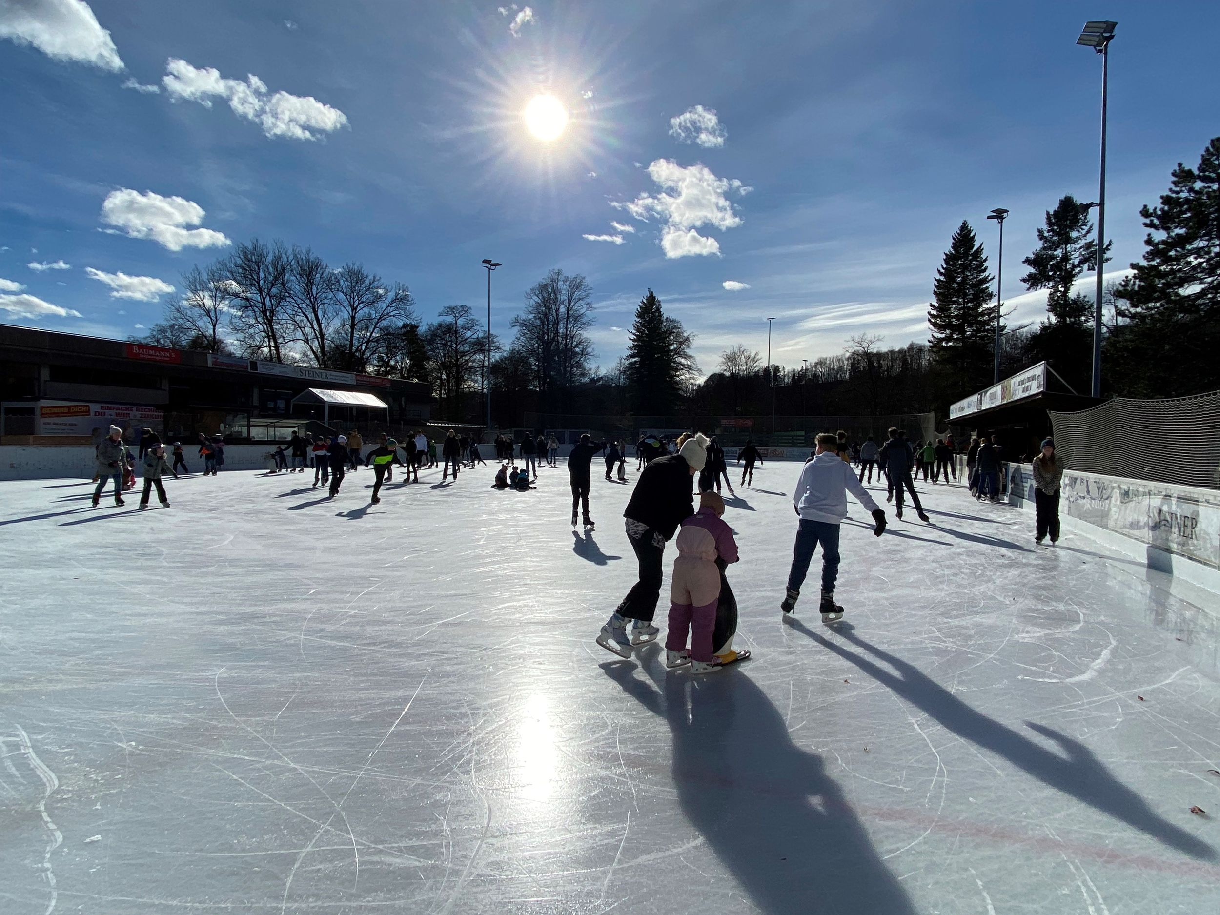 Eisläufer im Eisstadtion Trostberg