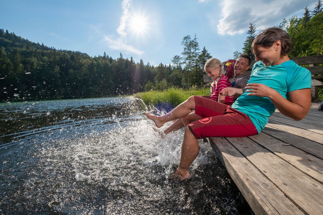 Family splashes around after the tour at the Frillensee