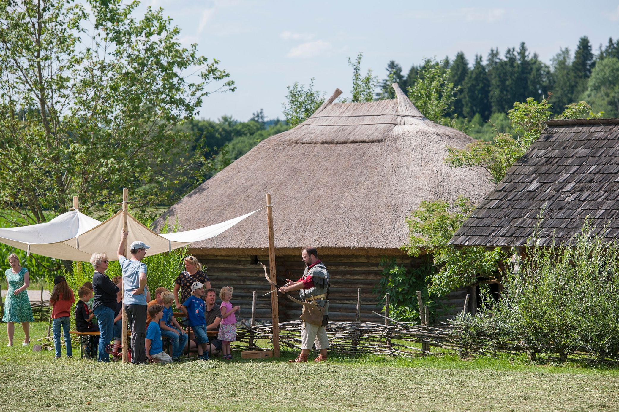 Römer erklärt den Kindern die Geschichte der Römer im Römerort Seeon-Seebruck