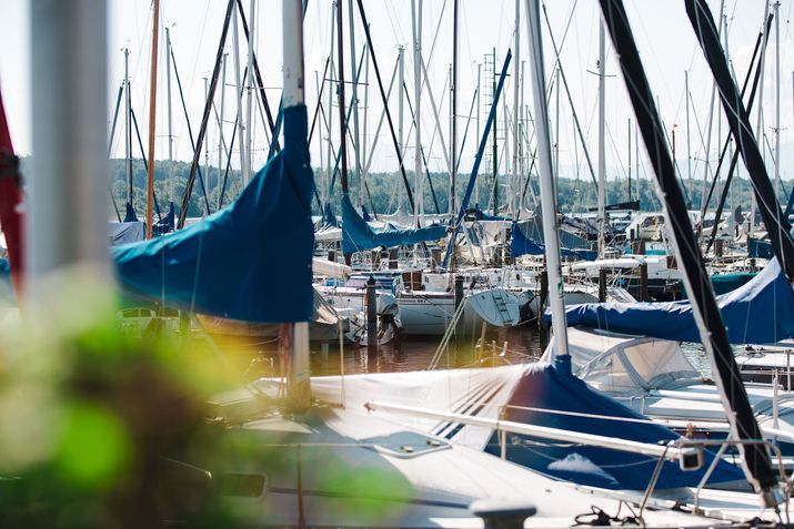 Segelboote im Hafen von Seebruck 