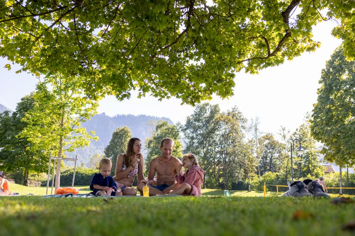 Familie im Badpark in Inzell